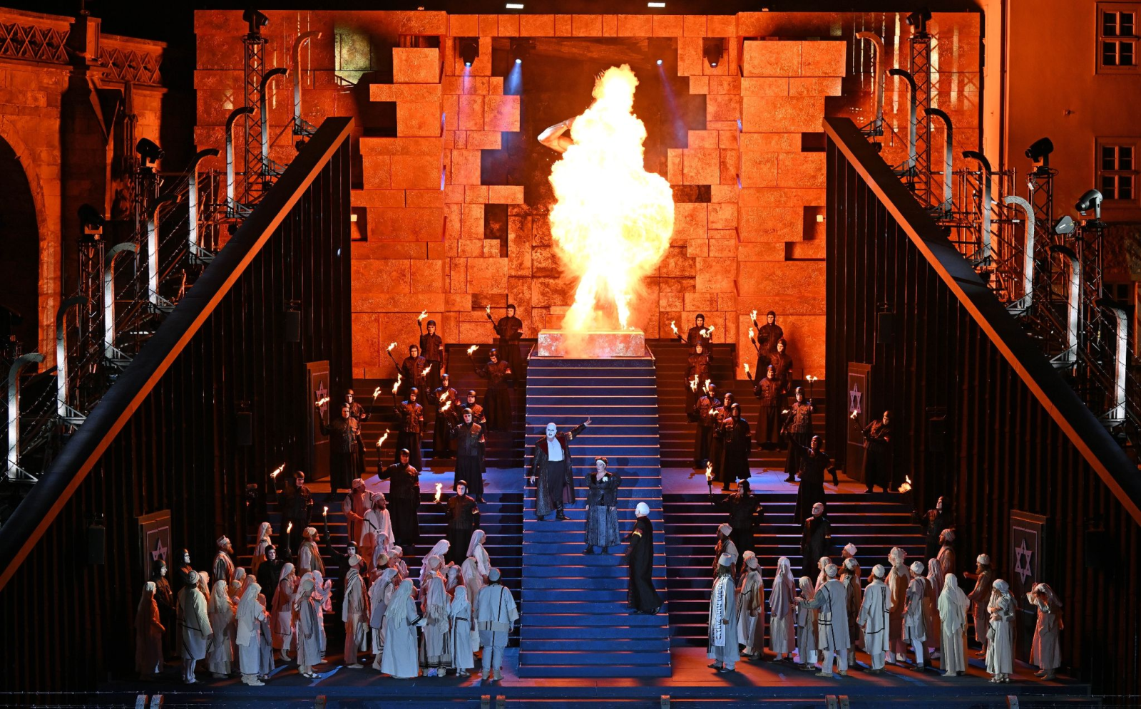 Solisten, Opernchor und Statisten proben eine Szene der Oper "Nabucco" von Giuseppe Verdi für die Domstufen-Festspiele.
