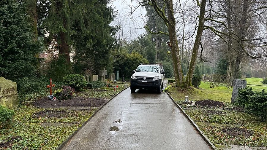 Frau auf Friedhof von Lieferwagen überrollt, © ZVG/ Stadtpolizei St. Gallen Frau auf Friedhof von Lieferwagen überrollt, © ZVG/ Stadtpolizei St. Gallen