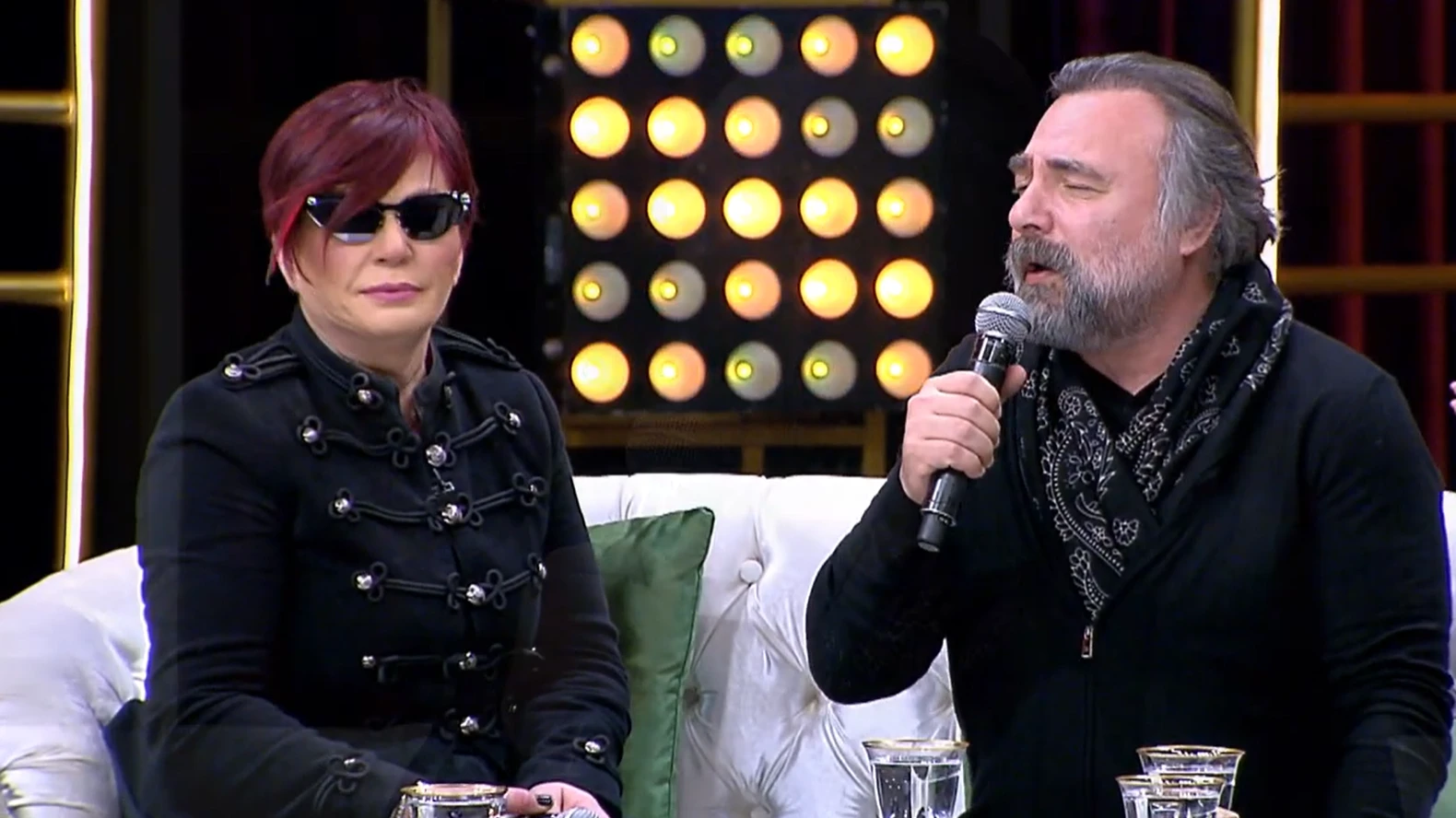 Oktay Kaynarca ve Emel Müftüoğlu Gözaltına Alındı!, © Poll Production / Youtube Oktay Kaynarca ve Emel Müftüoğlu Gözaltına Alındı!, © Poll Production / Youtube