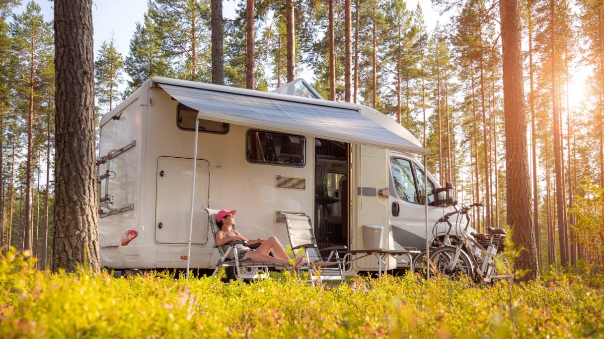 Sommerferien: Viele Familien planen Urlaub im Inland in Camper oder Ferienwohnung, © Foto: Andrei Armiagov / Shutterstock