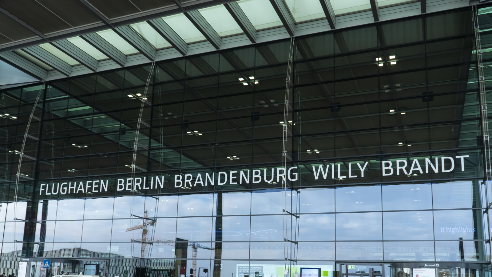 BER Havalimanı Camlara Çarparak Ölen Kuşları Korumak İçin Önlem Alıyor!, © shutterstock