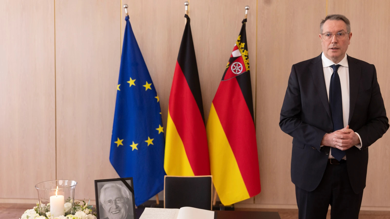 Schweitzer; Kadına Şiddete Hayır!, © dpa Schweitzer; Kadına Şiddete Hayır!, © dpa