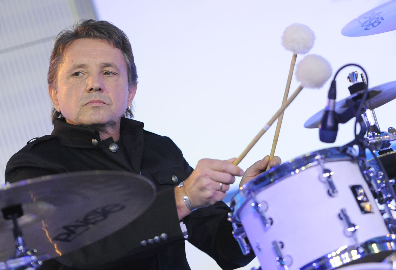 Der Musiker Klaus Scharfschwerdt der Band Puhdys steht auf der Bühne.