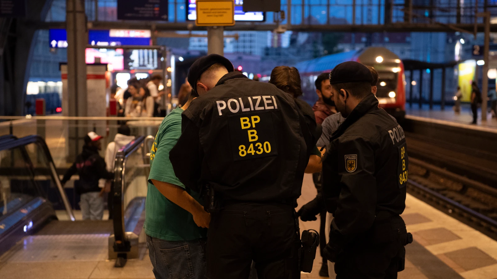 Essen ve Dortmund’da Ana Tren Garlarında Yoğun Polis Denetimi, © Paul Zinken/dpa Essen ve Dortmund’da Ana Tren Garlarında Yoğun Polis Denetimi, © Paul Zinken/dpa