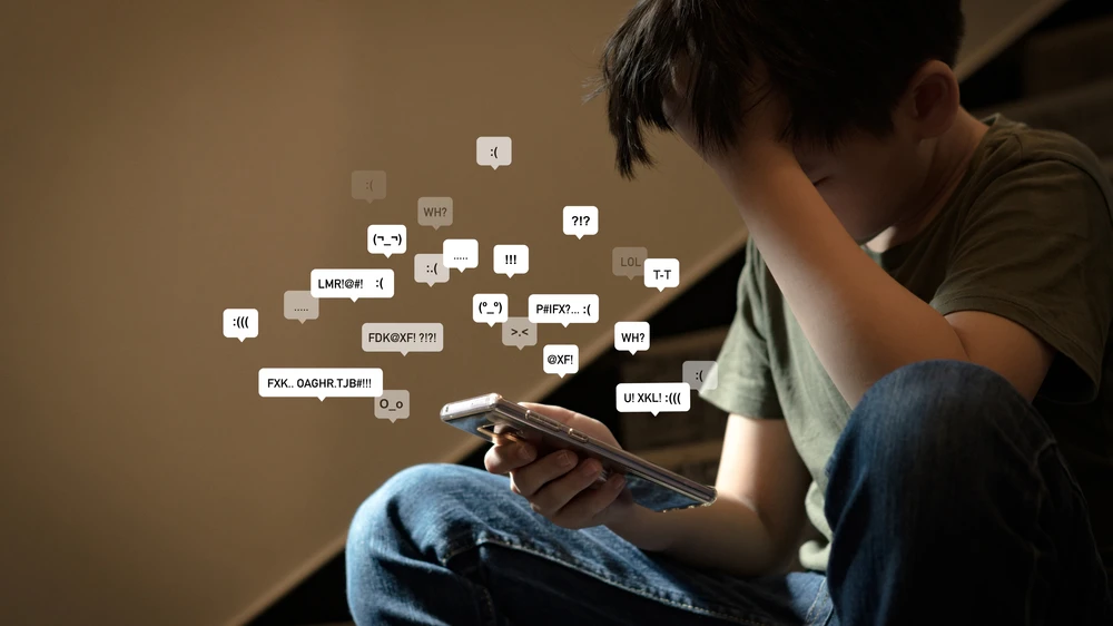 Siber Zorbalık Çocukları Tehdit Ediyor: Ebeveynler ve Yetkililer Uyarıyor, © shutterstock Siber Zorbalık Çocukları Tehdit Ediyor: Ebeveynler ve Yetkililer Uyarıyor, © shutterstock