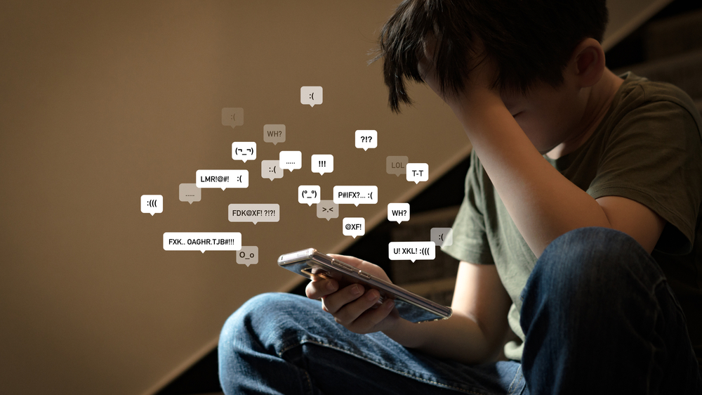 Siber Zorbalık Çocukları Tehdit Ediyor: Ebeveynler ve Yetkililer Uyarıyor, © shutterstock