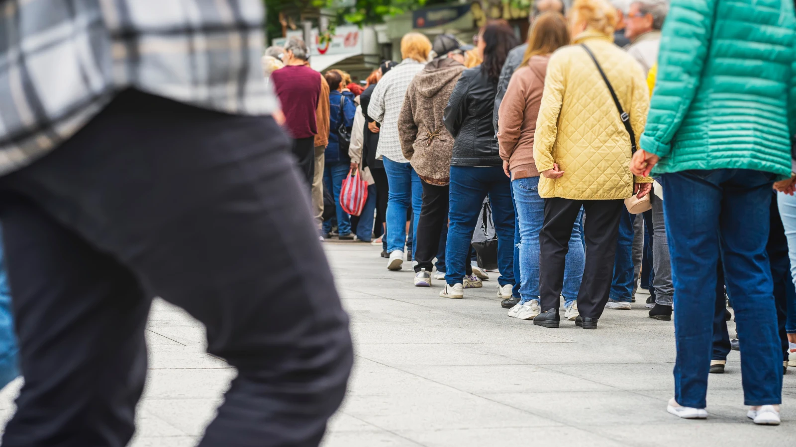Bürgercenter'ler Önünde Uzun Kuyruklar!, © shutterstock Bürgercenter'ler Önünde Uzun Kuyruklar!, © shutterstock