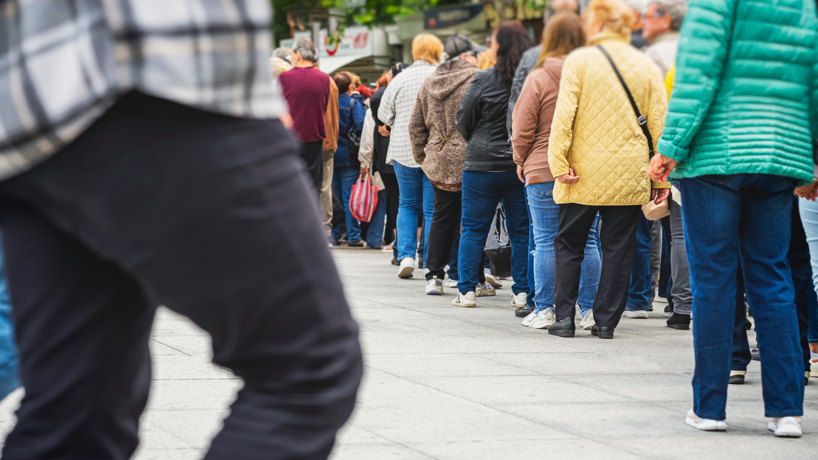 Bürgercenter'ler Önünde Uzun Kuyruklar!, © shutterstock