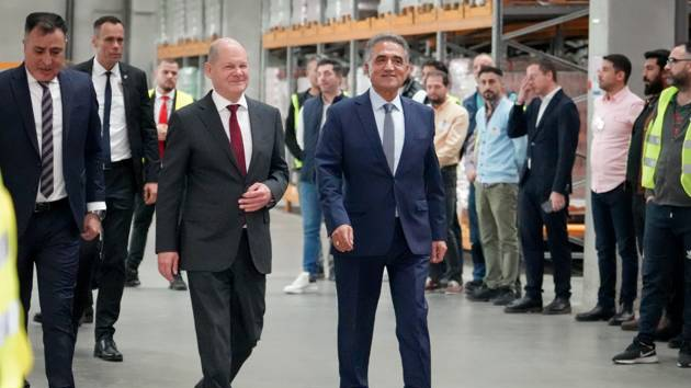 Başbakan Scholz, Türkiye ile Almanya arasında imzalanan İş Göçü Anlaşması'nın 62. yılı münasebetiyle Suntat sirketini ziyaret etti. , © Suntat