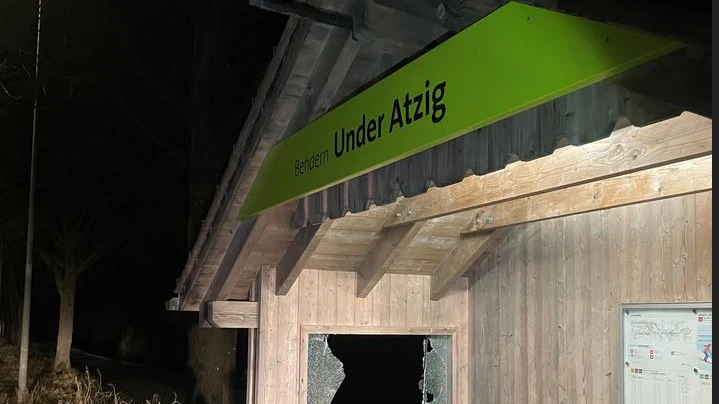 Glasscheibe bei Bushaltestelle eingetreten, © Liechtensteiner Landespolizei Glasscheibe bei Bushaltestelle eingetreten, © Liechtensteiner Landespolizei