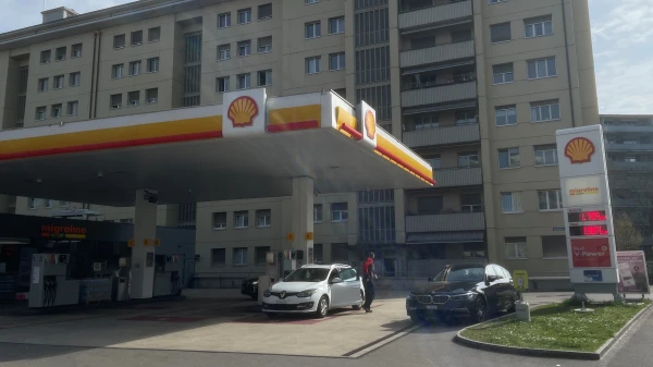 Steigende Benzinpreise: Deutsche entdecken Schweizer Zapfsäulen , © Radio Basilisk Steigende Benzinpreise: Deutsche entdecken Schweizer Zapfsäulen , © Radio Basilisk