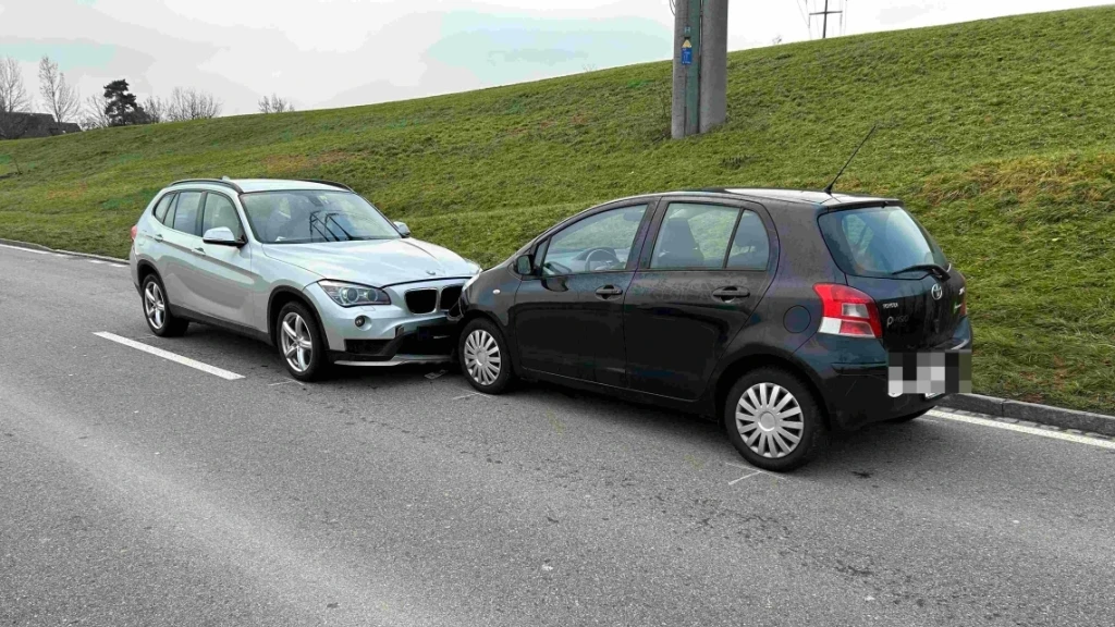 80-Jähriger überholt zur Unzeit - eine Person verletzt, © Kapo SG 80-Jähriger überholt zur Unzeit - eine Person verletzt, © Kapo SG