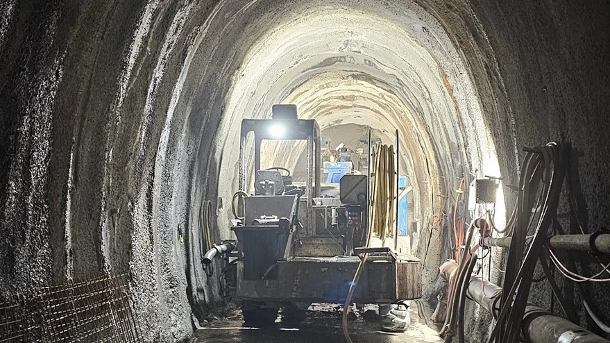 Mann bei Tunnelarbeiten eingeklemmt, © Kantonspolizei Graubünden Mann bei Tunnelarbeiten eingeklemmt, © Kantonspolizei Graubünden