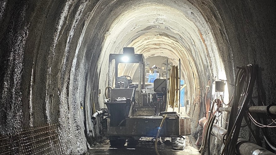 Mann bei Tunnelarbeiten eingeklemmt, © Kantonspolizei Graubünden