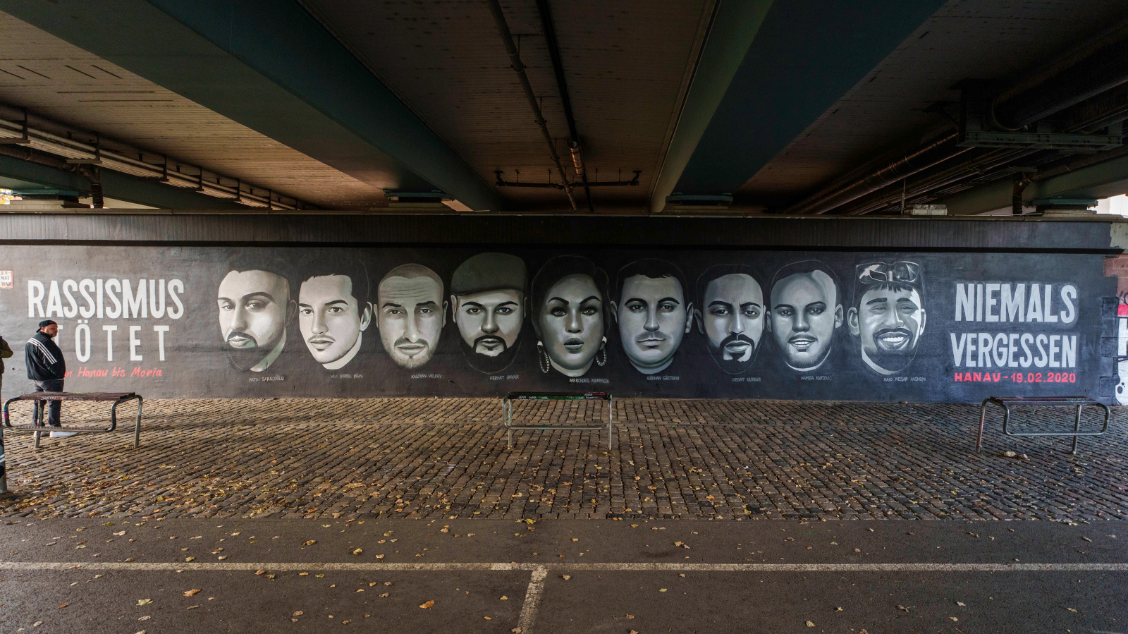 Hanau'daki ırkçı saldırının kurbanlarını anmak için yapılan duvar resmi onarıldı. , © dpa