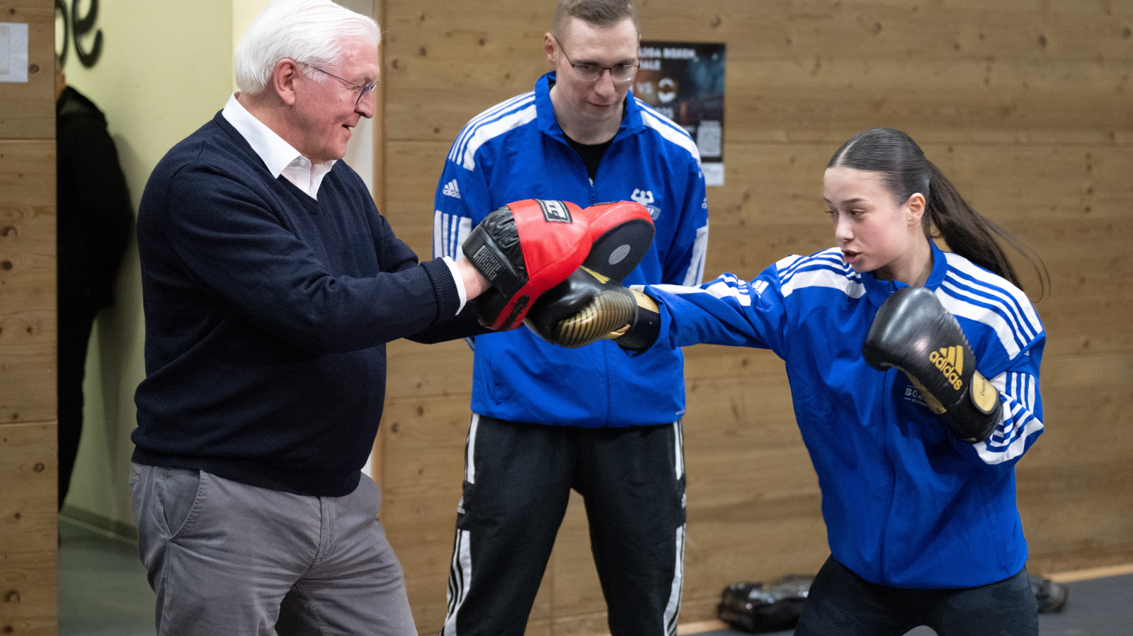 Almanya Cumhurbaşkanı Steinmeier Halkın Arasında!, © Boris Roessler/dpa
