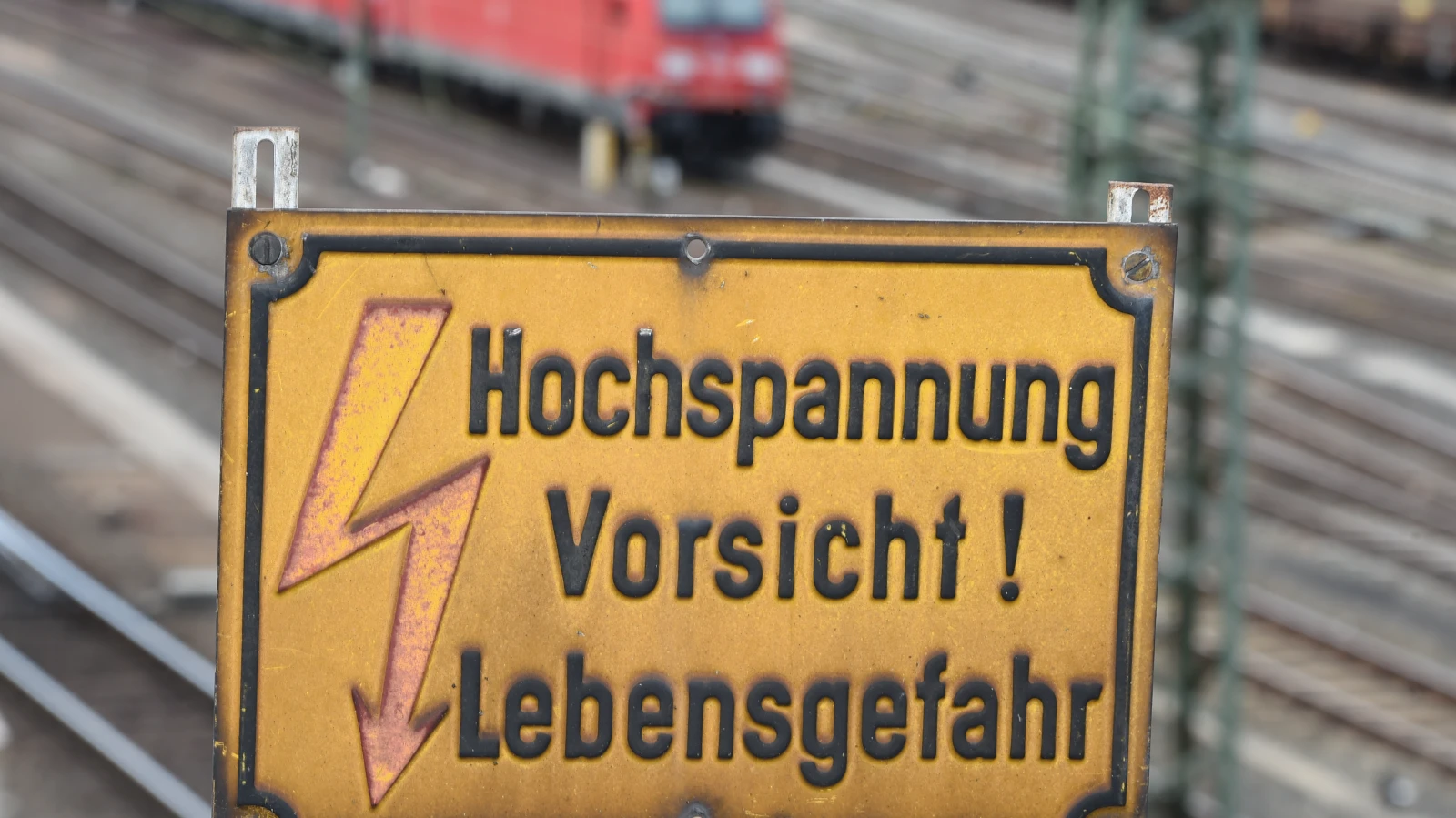 Havai Hatlarda Çalışan Bir İşçiyi Elektrik Çarptı!, © dpa Havai Hatlarda Çalışan Bir İşçiyi Elektrik Çarptı!, © dpa