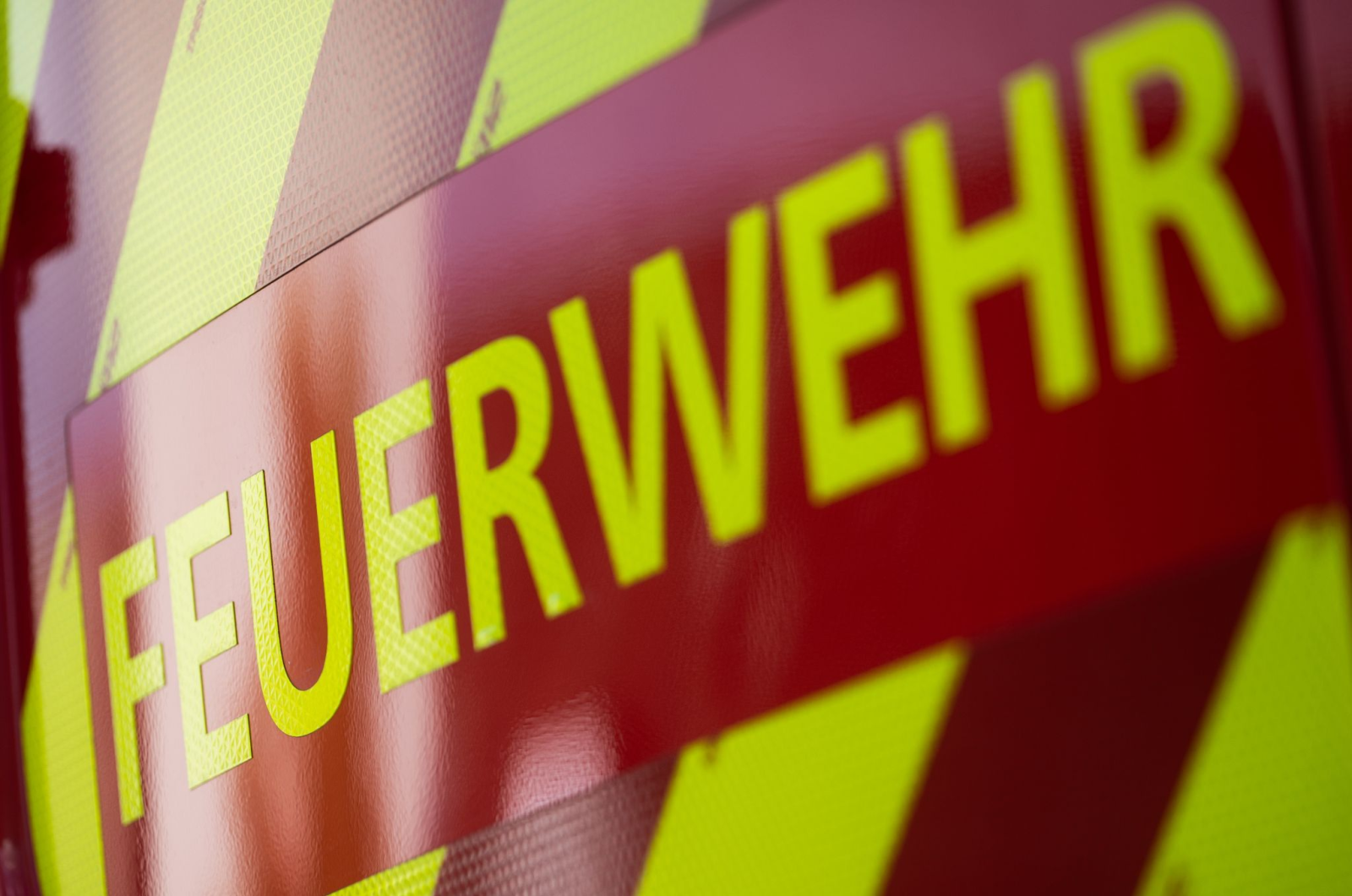 Ein Einsatzfahrzeug der Feuerwehr., © Marijan Murat/dpa