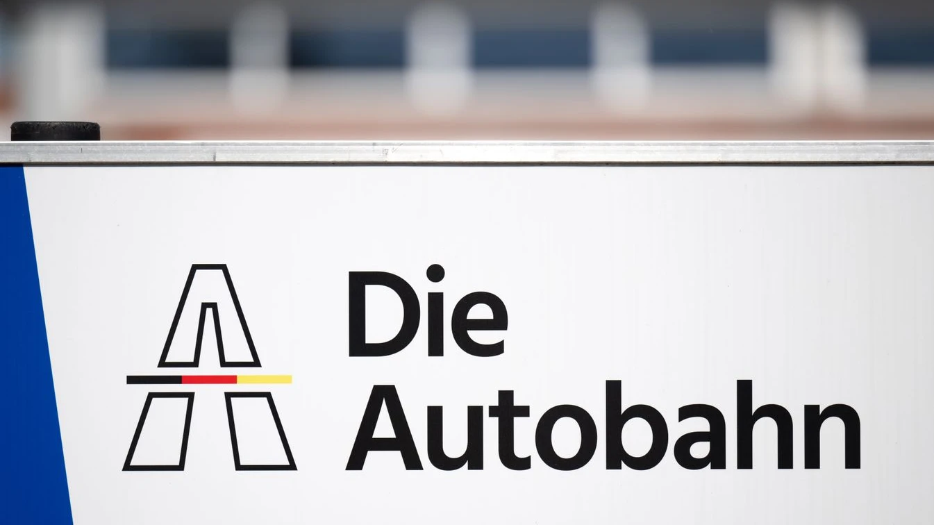 Düğün Konvoyu A60 Otoyolunu Trafiği Kapattı!, © dpa Düğün Konvoyu A60 Otoyolunu Trafiği Kapattı!, © dpa