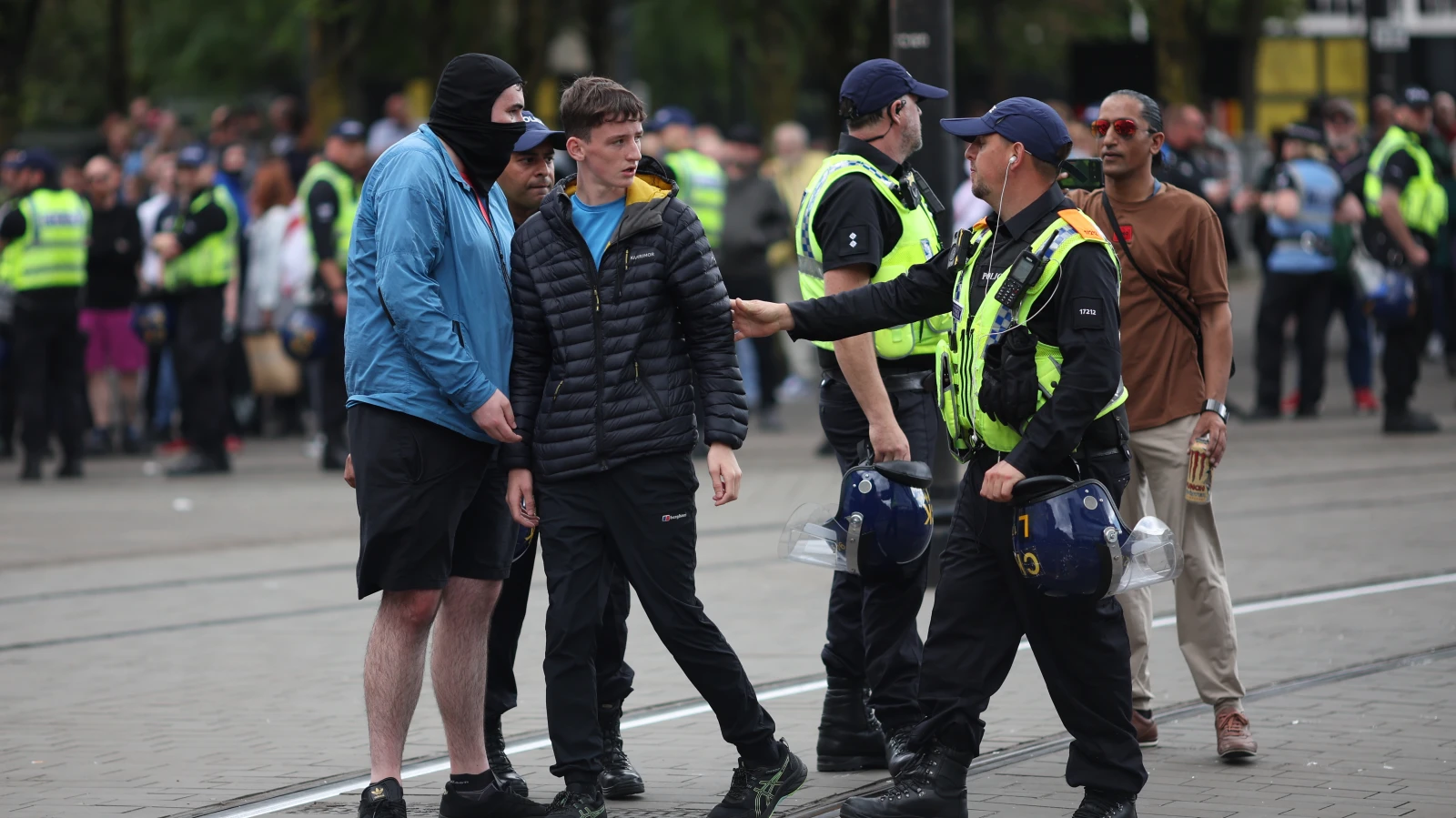 Schwere Randale in England nach Bluttat, © Keystone-SDA Schwere Randale in England nach Bluttat, © Keystone-SDA