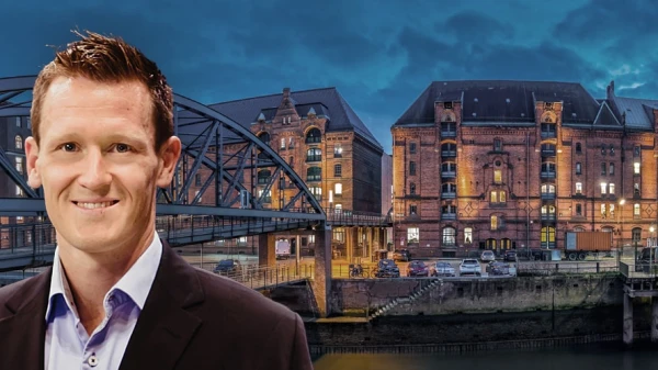 Mann im Vordergrund, Speicherstadt im Hintergrund, © Shutterstock Mann im Vordergrund, Speicherstadt im Hintergrund, © Shutterstock