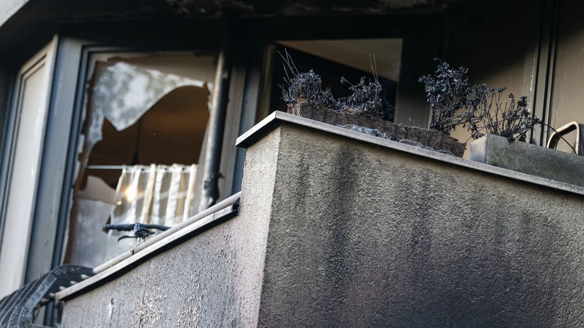 Neukölln’de Büyük Yangın: 35 Kişi Yaralandı!, © Fabian Sommer/dpa Neukölln’de Büyük Yangın: 35 Kişi Yaralandı!, © Fabian Sommer/dpa