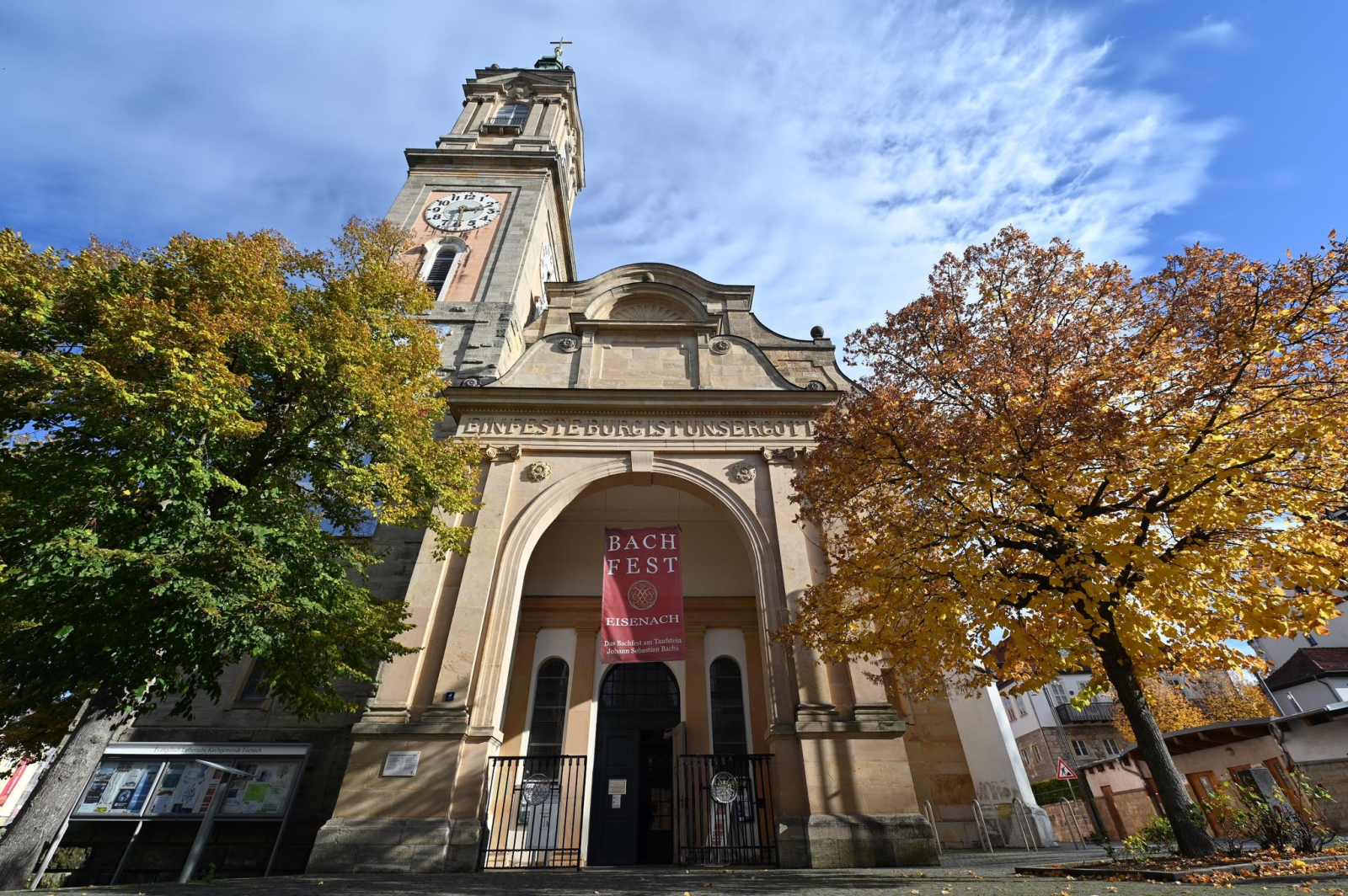 Ein Transparent mit der Aufschrift «Bachfest Eisenach»., © Martin Schutt/dpa-Zentralbild/dpa