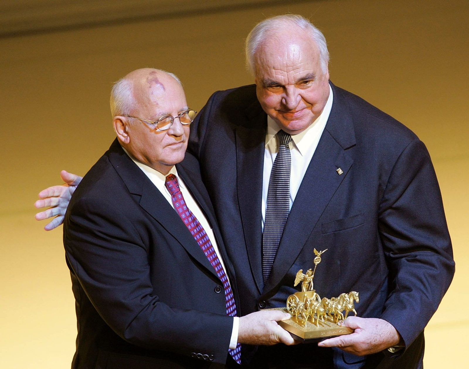 Alt-Bundeskanzler Helmut Kohl (r) und der ehemalige sowjetische Präsident Michail Gorbatschow.