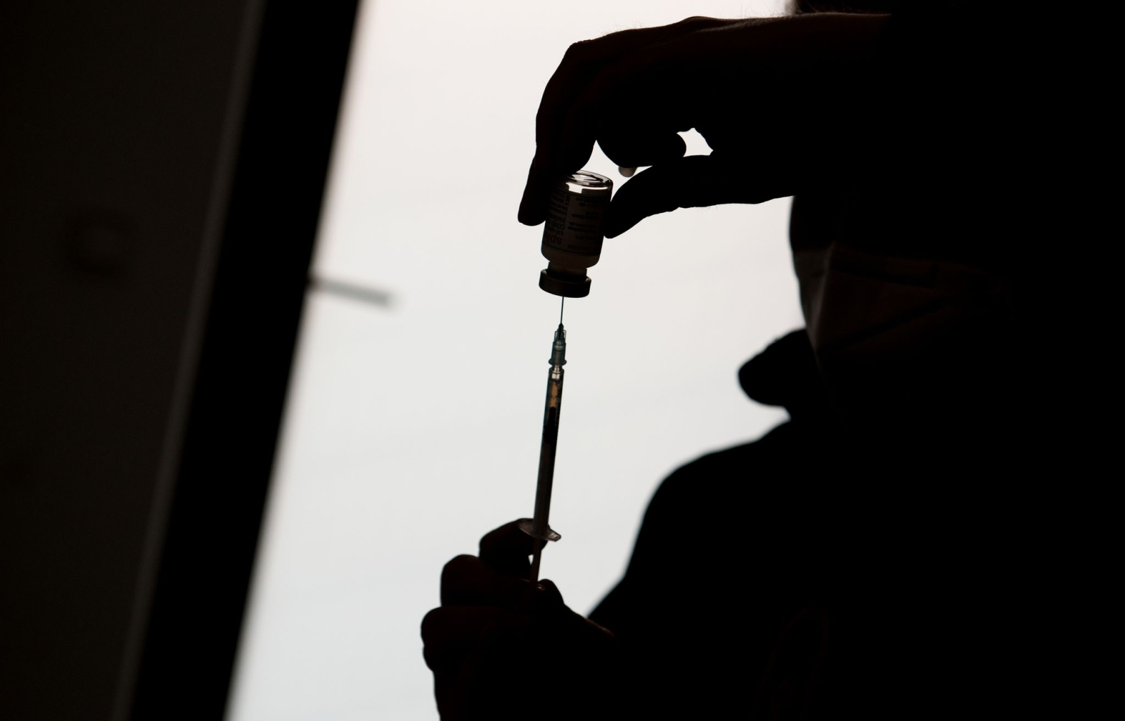 Ein medizinischer Mitarbeiter befüllt eine Spritze mit einem der Impfstoffe gegen das Coronavirus.