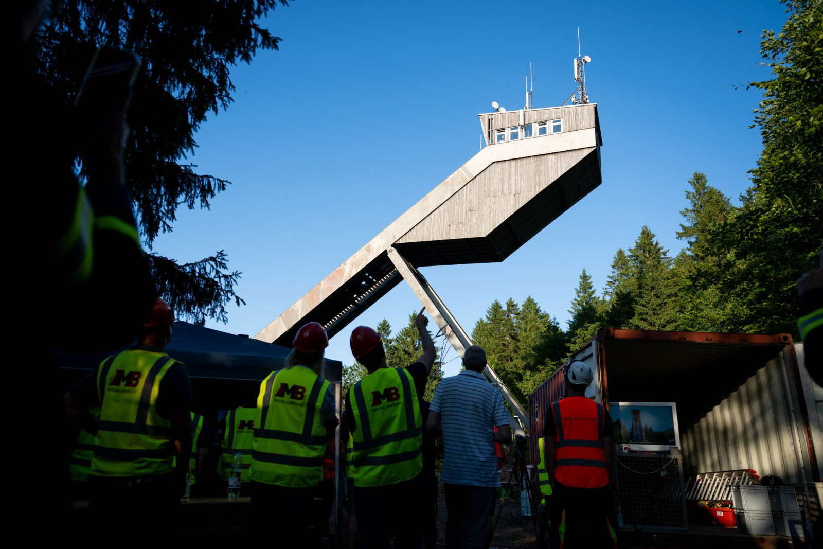 Der Turm der Inselsbergschanze Brotterode fiel wegen technischer Probleme nicht., © Jacob Schröter/dpa