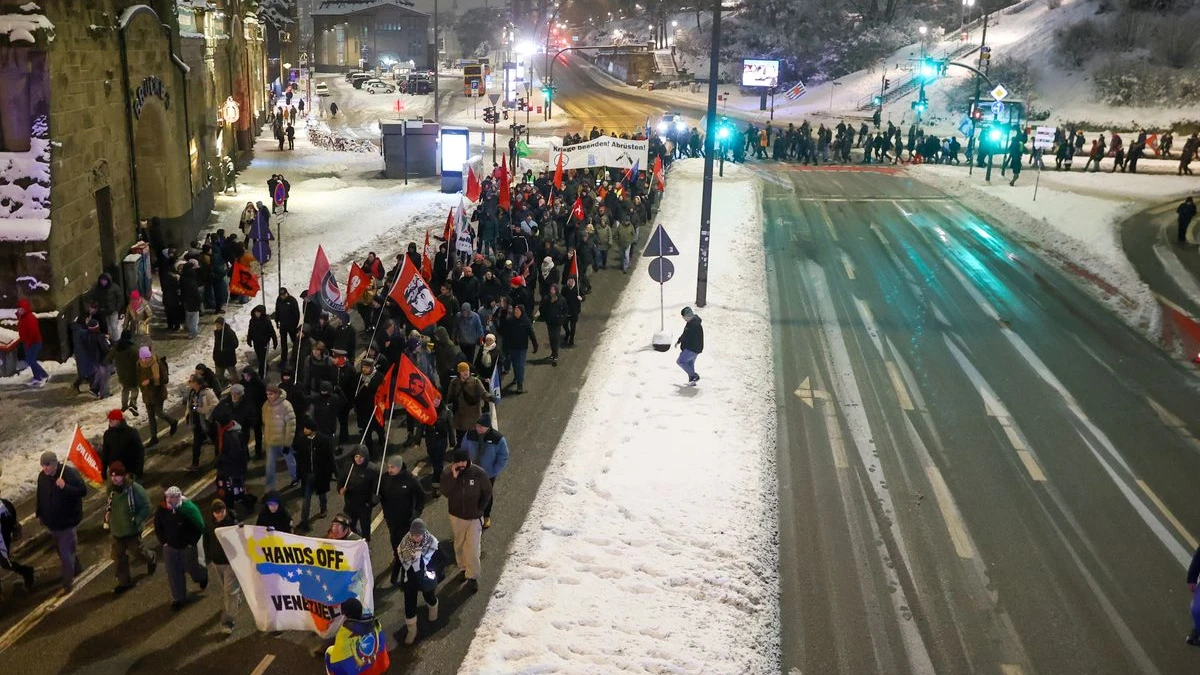 Hamburg’da Venezuela Protestosu Sürüyor!, © Bodo Marks/dpa Hamburg’da Venezuela Protestosu Sürüyor!, © Bodo Marks/dpa