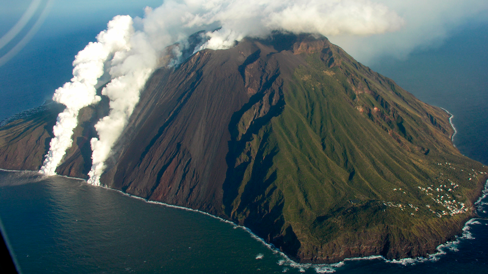 Alarmstufe rot auf Vulkaninsel Stromboli, © Keystone / AP Protezione Civile Italiana