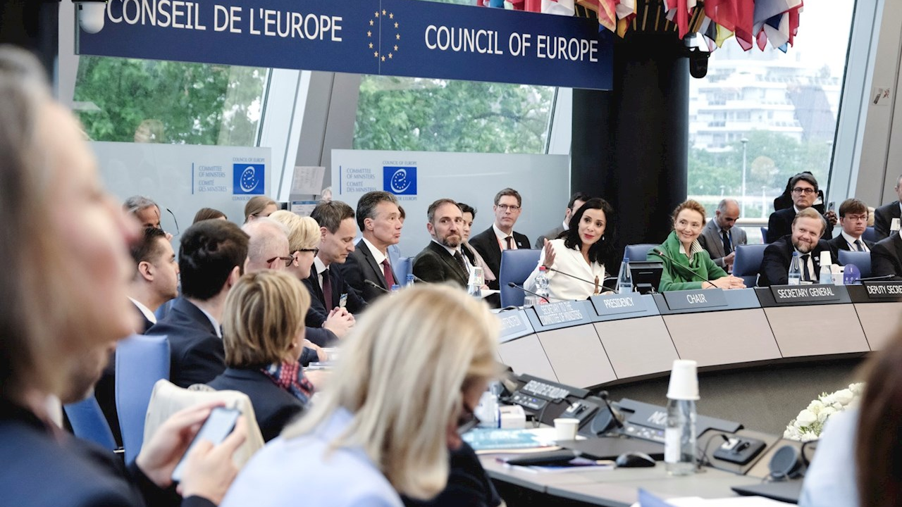  Liechtenstein förderte Europarat-Beitritt des Kosovo, © Regierung des Fürstentums Liechtenstein / (Botschafter Domenik Wanger und Regierungsrätin Dominique Hasler im Plenum des Ministerkomitees.) (Quelle: Klara Beck)