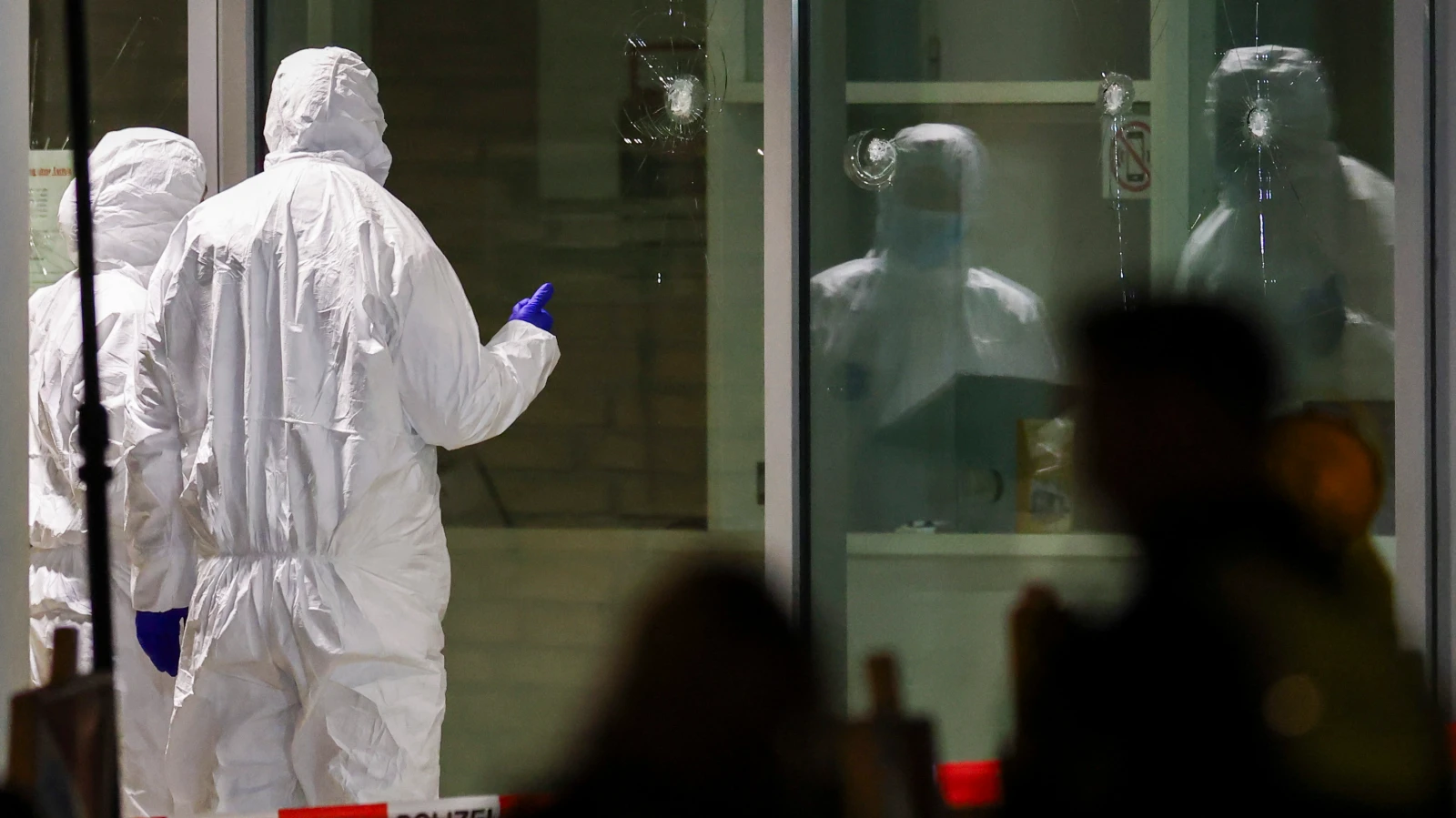 Krefeld'de Molotoflu Saldırı: Polis Zanlıyı Vurarak Etkisiz Hale Getirdi, © dpa Krefeld'de Molotoflu Saldırı: Polis Zanlıyı Vurarak Etkisiz Hale Getirdi, © dpa