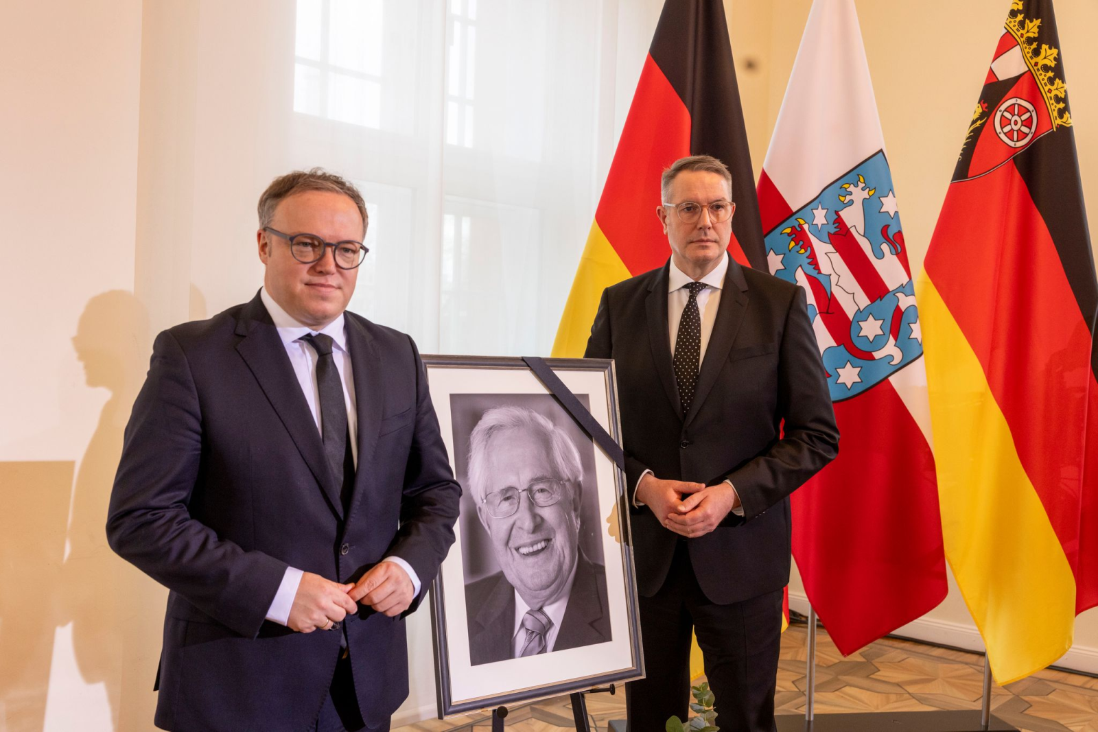 Die Ministerpräsidenten von Rheinland-Pfalz und Thüringen, Alexander Schweitzer (SPD) und Mario Voigt (CDU), würdigen den verstorbenen Regierungschef beider Bundesländer als großen Staatsmann., © Helmut Fricke/dpa