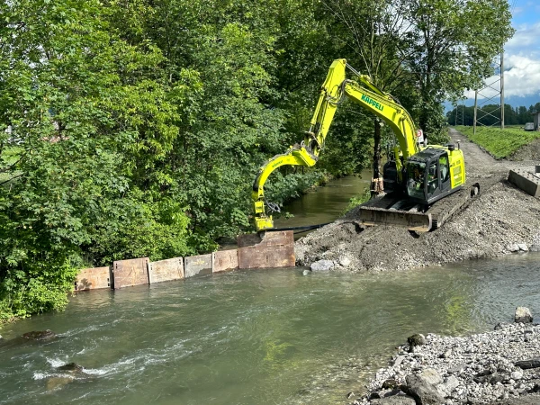 Damit die Fische aus dem alten Kanal schonungsvoll umgesiedelt werden konnten, wurde der Zufluss des Wassers in die neue Gewässerlandschaft bereits letzte Woche schrittweise umgeleitet. Nun kann der alte Kanal mit Erdmaterial der Baustelle verfüllt werden. , © Ralph Dietsche Damit die Fische aus dem alten Kanal schonungsvoll umgesiedelt werden konnten, wurde der Zufluss des Wassers in die neue Gewässerlandschaft bereits letzte Woche schrittweise umgeleitet. Nun kann der alte Kanal mit Erdmaterial der Baustelle verfüllt werden. , © Ralph Dietsche