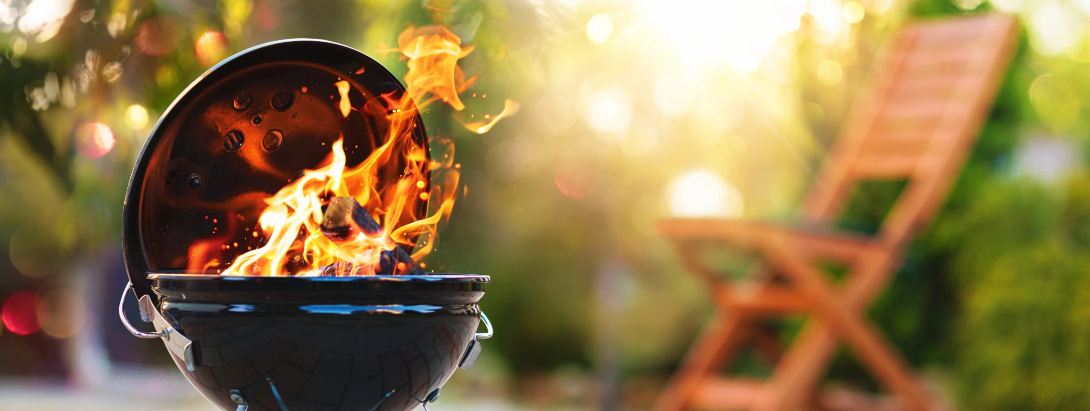 Ein Grill im Garten, © Shutterstock Ein Grill im Garten, © Shutterstock
