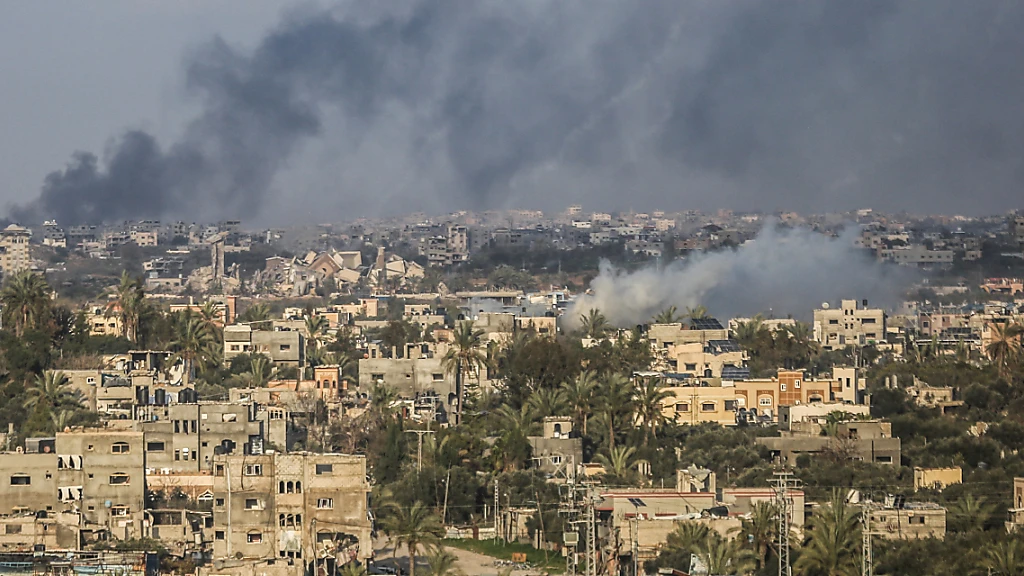 Über Gaza-Stadt steigt dichter Rauch auf, der von den anhaltenden Angriffen auf das Viertel Al-Zaytoun herrührt. , © Mohammed Talatene/dpa Über Gaza-Stadt steigt dichter Rauch auf, der von den anhaltenden Angriffen auf das Viertel Al-Zaytoun herrührt. , © Mohammed Talatene/dpa