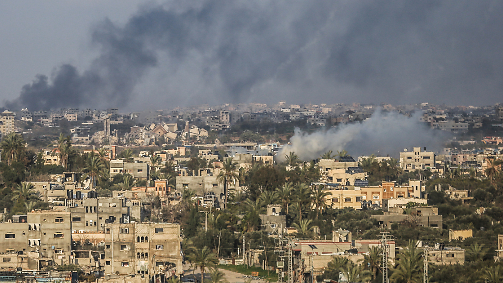 Über Gaza-Stadt steigt dichter Rauch auf, der von den anhaltenden Angriffen auf das Viertel Al-Zaytoun herrührt. , © Mohammed Talatene/dpa