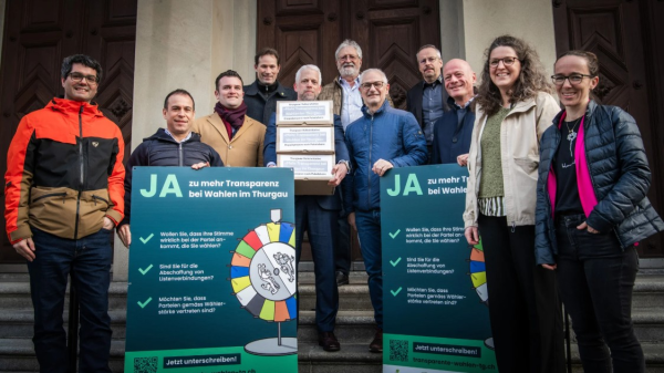 Volksinitiative für Änderung des Thurgauer Wahlsystems eingereicht, © Ueli Fisch (blaue Jacke in der Mitte), Bildquelle: Andrea Tin Stalder