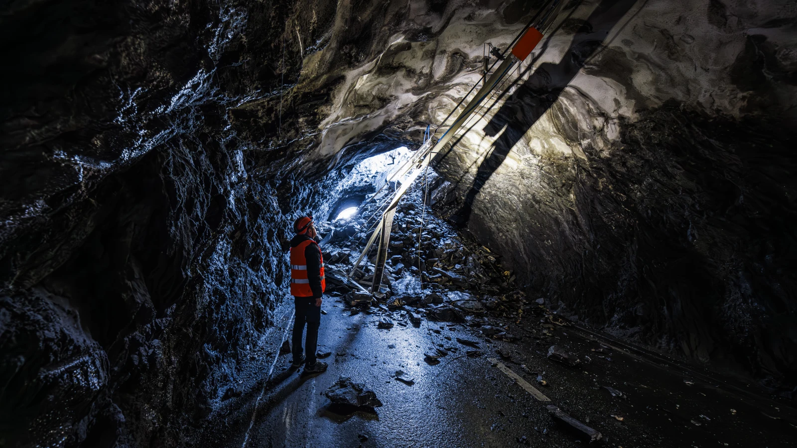 Eingebrochener Tunnel im Wallis muss gesichert werden, © Keystone/SDA Eingebrochener Tunnel im Wallis muss gesichert werden, © Keystone/SDA