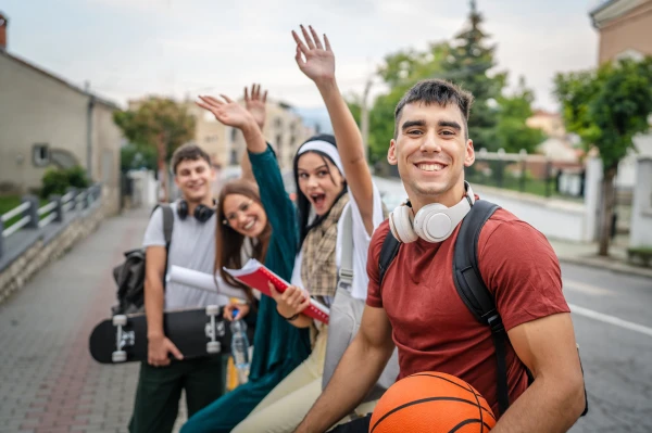 fröhliche Jugendliche , © Shutterstock fröhliche Jugendliche , © Shutterstock