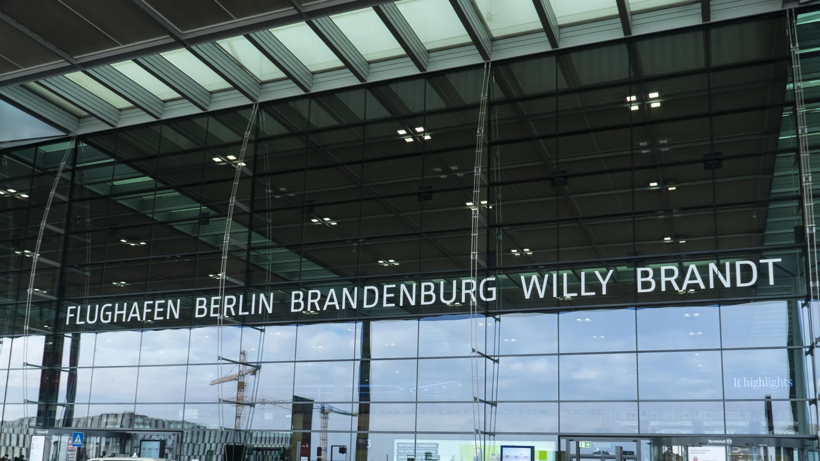 BER Havalimanı Yolcuları Rudow'u Otopark Gibi Kullanıyor: Semt Sakinleri Şikayetçi!, © dpa BER Havalimanı Yolcuları Rudow'u Otopark Gibi Kullanıyor: Semt Sakinleri Şikayetçi!, © dpa