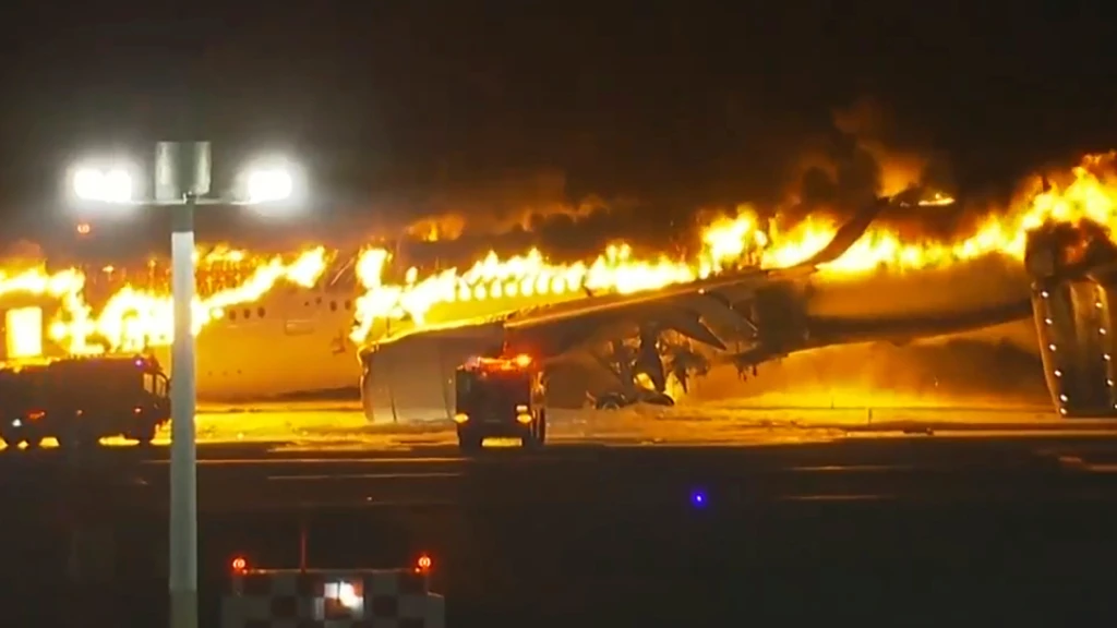 Unglücksmaschine ohne Erlaubnis für Runway auf dem Tokioter Flughafen, © Uncredited/NTV/AP/dpa Unglücksmaschine ohne Erlaubnis für Runway auf dem Tokioter Flughafen, © Uncredited/NTV/AP/dpa