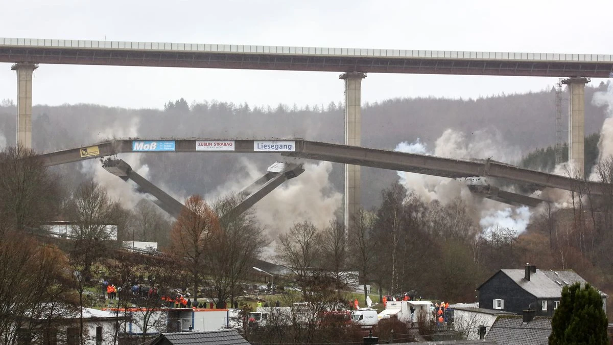 Dev Köprü Parçası Milimetrik Hassasiyetle Yerleştiriliyor, © Rene Traut/dpa Dev Köprü Parçası Milimetrik Hassasiyetle Yerleştiriliyor, © Rene Traut/dpa