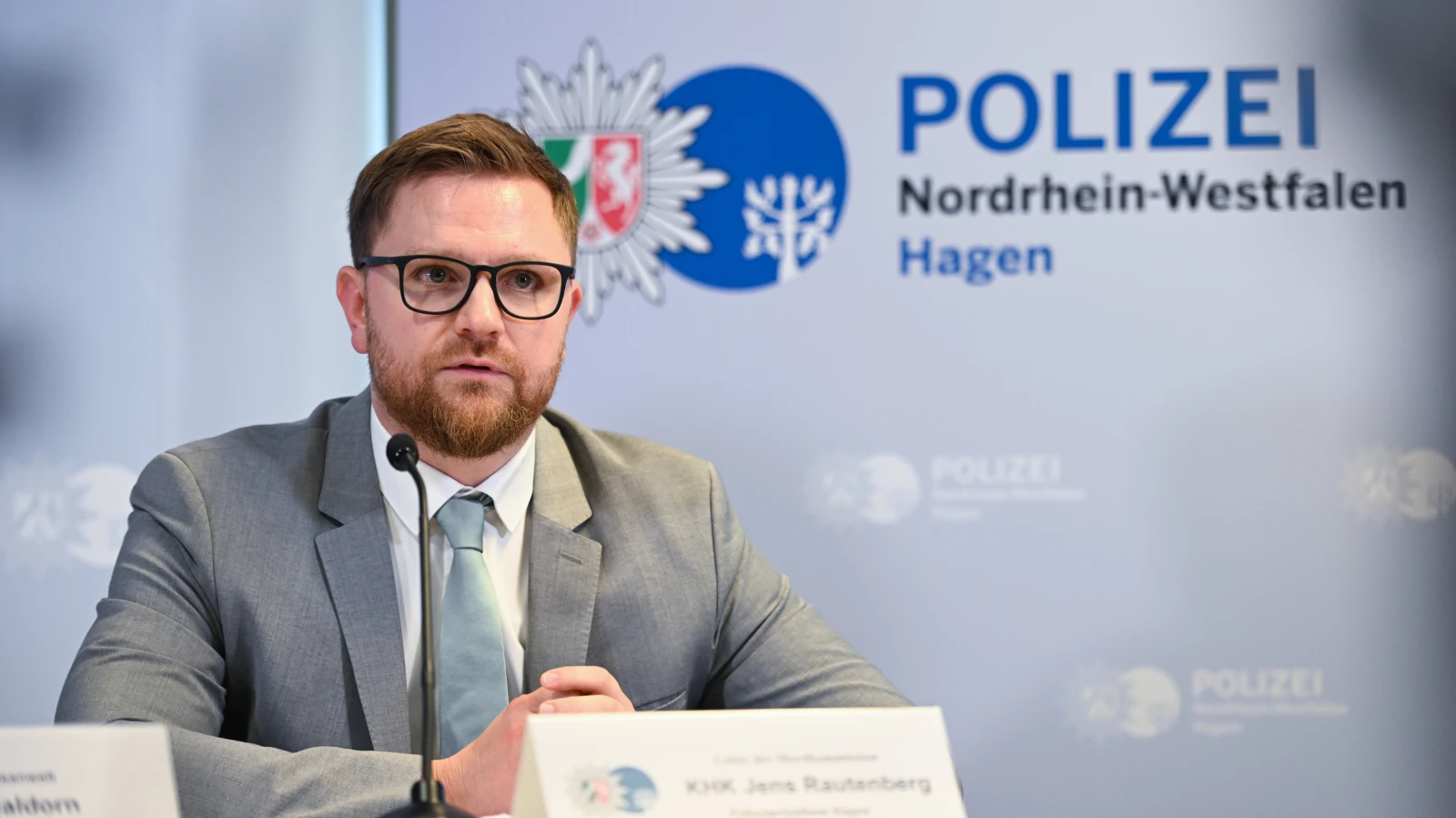 Herdecke Belediye Başkanına Yapılan Saldırı: Aile İçi Şüphe Güçleniyor, © Fabian Strauch/dpa Herdecke Belediye Başkanına Yapılan Saldırı: Aile İçi Şüphe Güçleniyor, © Fabian Strauch/dpa