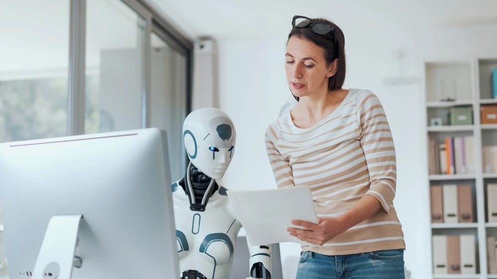Ev İşlerinde Devrim: İnsansı Robotun Seri Üretim Versiyonu Tanıtıldı!, © shutterstock Ev İşlerinde Devrim: İnsansı Robotun Seri Üretim Versiyonu Tanıtıldı!, © shutterstock