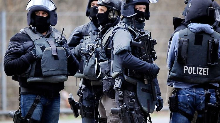 Hagen'de Uyuşturucu Laboratuvarı Baskını 12 Gözaltı!, © dpa Hagen'de Uyuşturucu Laboratuvarı Baskını 12 Gözaltı!, © dpa