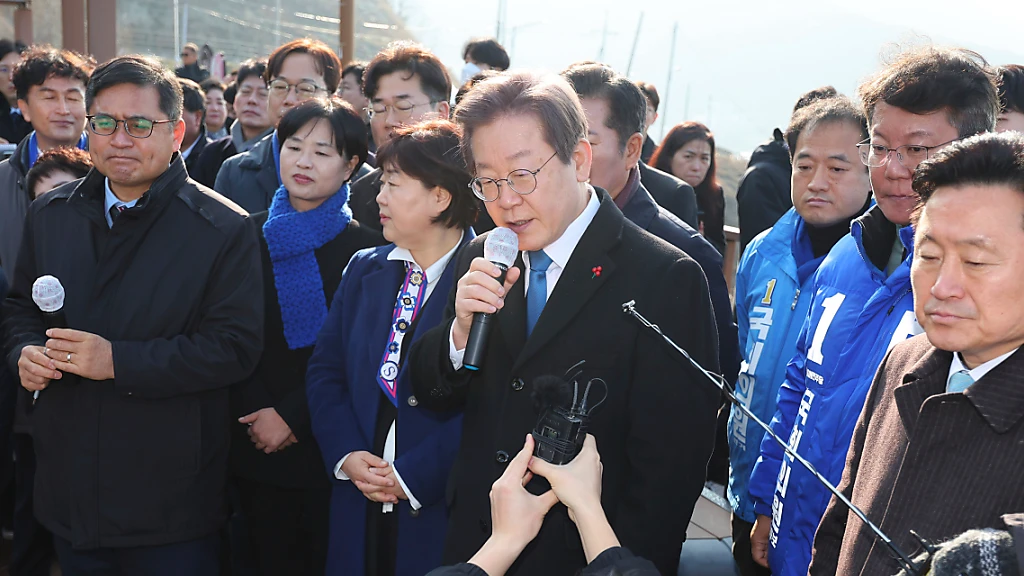 Südkoreas Oppositionsführer durch Attacke verletzt, © Sohn Hyung-joo/YONHAP/AP/dpa Südkoreas Oppositionsführer durch Attacke verletzt, © Sohn Hyung-joo/YONHAP/AP/dpa