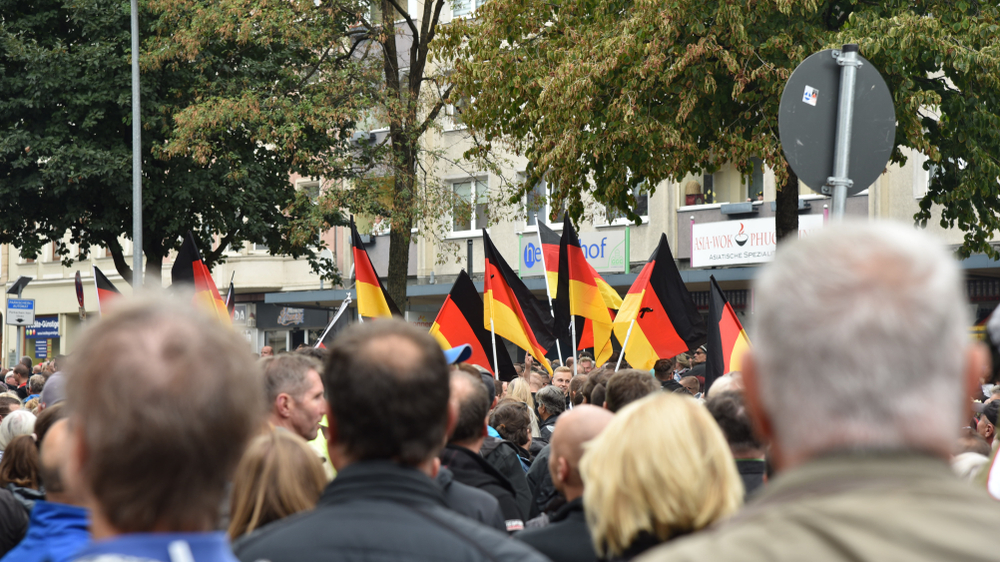 Bremen Domshof meydanında aşırı sağ karşıtı protestoya 16 bin 500´den fazla kişinin katıldığı belirtildi, © shutterstock